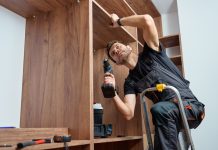 Cum lucrează profesioniștii când montează feronerie corect